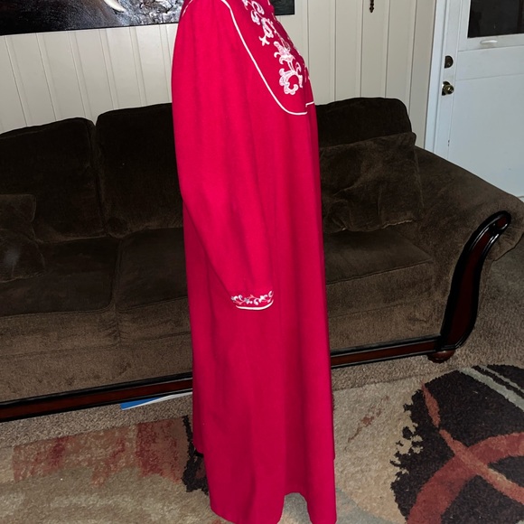 Vanity Fair • Vintage • 1970’s • Large • Burgundy • Floral • Embroidery • Robe - Picture 8 of 13